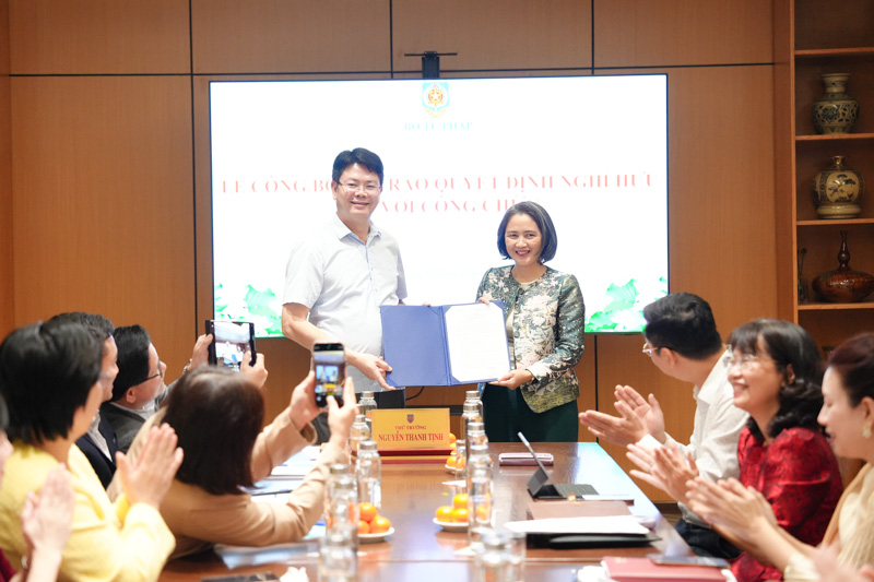 Thứ trưởng Nguyễn Thanh Tịnh trao quyết định nghỉ hưu đối với công chức Bộ Tư pháp